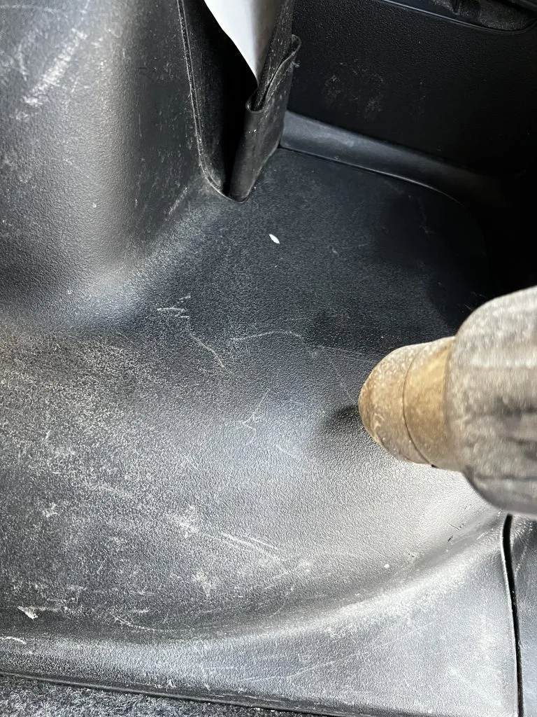 内装パネルが傷だらけなんて・・・悲